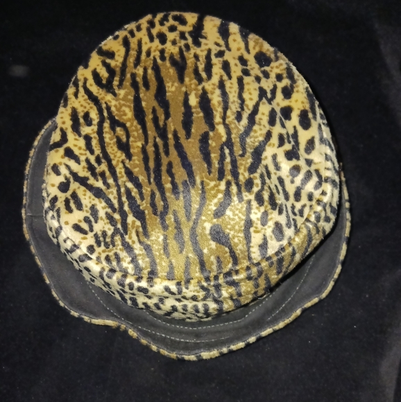 Velvet leopard hat (1 left!!) - Picture 4 of 8